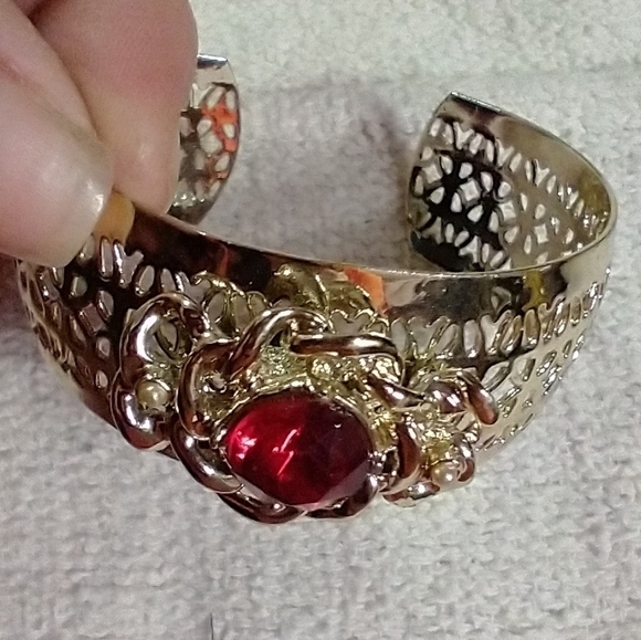 Goldtone filigree red ♥️ crystal 🔮 cuff bracelet - Picture 3 of 5